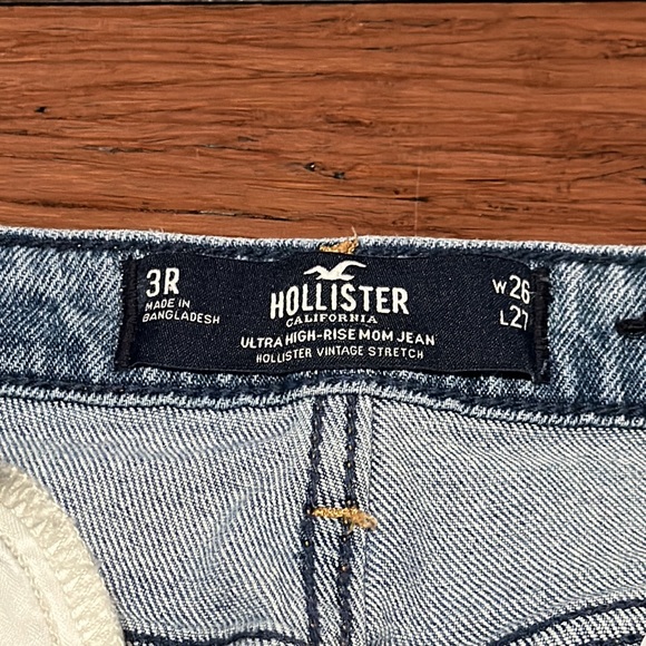 Hollister Ultra High-Rise Mom Jean - Picture 6 of 9
